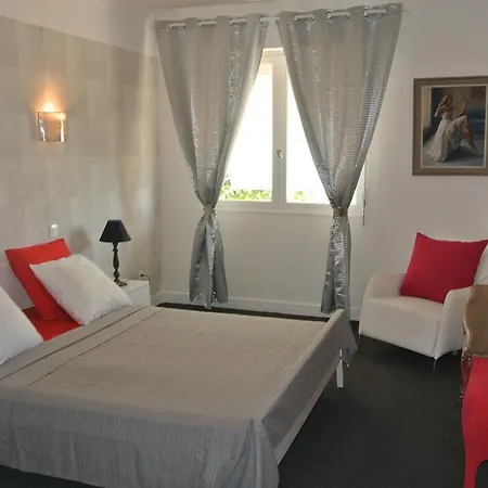 Le Clos Des Mylandes בית הארחה 4*