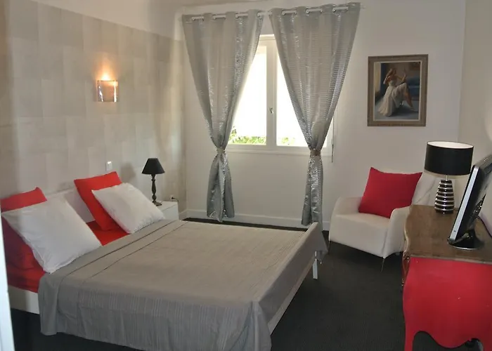 Le Clos Des Mylandes 게스트하우스 4*