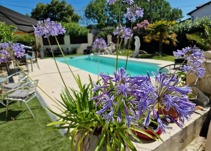 Le Clos Des Mylandes 게스트하우스 4*